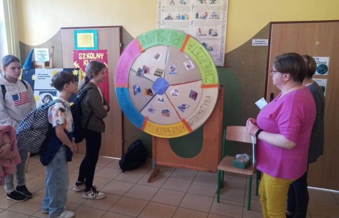 Dużą atrakcją tego dnia była możliwość sprawdzenia swojej wiedzy o Koperniku, zwierzętach, roślinach, matematyce, informatyce, ekologii i geografii, czyli lubiane przez wszystkich  Koło Fortuny. Kołem kręcili uczniowie, ale również pani Dyrektor oraz Pani woźna Irena, które oczywiście odpowiedziały poprawnie na pytania i zasłużyły na słodką nagrodę. Zwieńczeniem obchodów  roku kopernikańskiego w naszej szkole, był konkurs wiedzy o naszym wybitnym astronomie. Wzięło w nim udział 27 uczennic i uczniów z klas IV-VIII. Zwycięzców poznamy wkrótce.