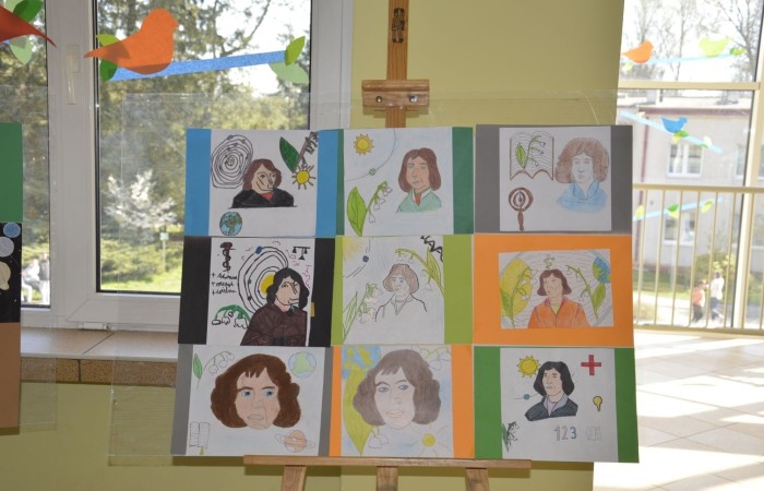 „A jednak się kręci!” rzekł Galileusz mając na myśli teorię stworzoną przez Mikołaja Kopernika na temat ruchów Ziemi i innych planet. Mikołaj Kopernik „ruszył Ziemię” a teraz w naszych rękach jest los tej Ziemi. Dlatego, jak co roku, świętujemy Dzień Ziemi aby zaszczepiać wśród uczniów idee proekologiczne. W tym roku podsumowanie roku kopernikańskiego i świętowanie Dnia Ziemi odbyło się w piątek 21 kwietnia, a więc w przededniu święta naszej planety. Z tej okazji na szkolnym holu przygotowane zostały gazetki tematyczne: o Mikołaju Koperniku i ekologiczna o zagrożeniach, jakie czyhają na Ziemię oraz sposobach jej ochrony. Uczniowie przygotowali prace plastyczne z hasłami zachęcającymi do segregowania odpadów. Na sztalugach zaś zawisły prace uczniowskie wykonane w ramach Akcji Społeczno –Edukacyjnej „Konwalia”. 