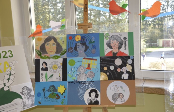 „A jednak się kręci!” rzekł Galileusz mając na myśli teorię stworzoną przez Mikołaja Kopernika na temat ruchów Ziemi i innych planet. Mikołaj Kopernik „ruszył Ziemię” a teraz w naszych rękach jest los tej Ziemi. Dlatego, jak co roku, świętujemy Dzień Ziemi aby zaszczepiać wśród uczniów idee proekologiczne. W tym roku podsumowanie roku kopernikańskiego i świętowanie Dnia Ziemi odbyło się w piątek 21 kwietnia, a więc w przededniu święta naszej planety. Z tej okazji na szkolnym holu przygotowane zostały gazetki tematyczne: o Mikołaju Koperniku i ekologiczna o zagrożeniach, jakie czyhają na Ziemię oraz sposobach jej ochrony. Uczniowie przygotowali prace plastyczne z hasłami zachęcającymi do segregowania odpadów. Na sztalugach zaś zawisły prace uczniowskie wykonane w ramach Akcji Społeczno –Edukacyjnej „Konwalia”. 