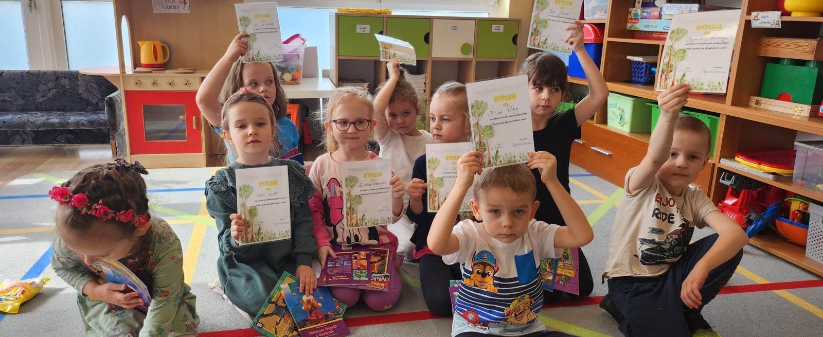 W związku ze zbliżającym się świętem Strażaka (4 maj)  i świętem Leśnika (5 maj) przedszkolaki wzięły udział w konkursie plastyczny na wykonanie laurki będącej podziękowaniem  dla strażników za pracę włożoną w ochronę lasów przed pożarami.
	Za przygotowane prace plastyczne dzieci  otrzymały nagrody i pamiątkowe dyplomy.
Najpiękniejsze laurki wyłonione w konkursie,  zostały  przesłane do organizatora akcji i włączone do  wirtualnej MEGA interaktywnej laurki składającej  się z tysięcy laurek namalowanych przez przedszkolaków i dzieci szkolne z całej Polski.
	GIGA laurka zostanie rozesłana do placówek Straży Pożarnej i Nadleśnictw na terenie Polski.
Dzieciom i ich Rodzicom biorącym udział w akcji bardzo dziękujemy.