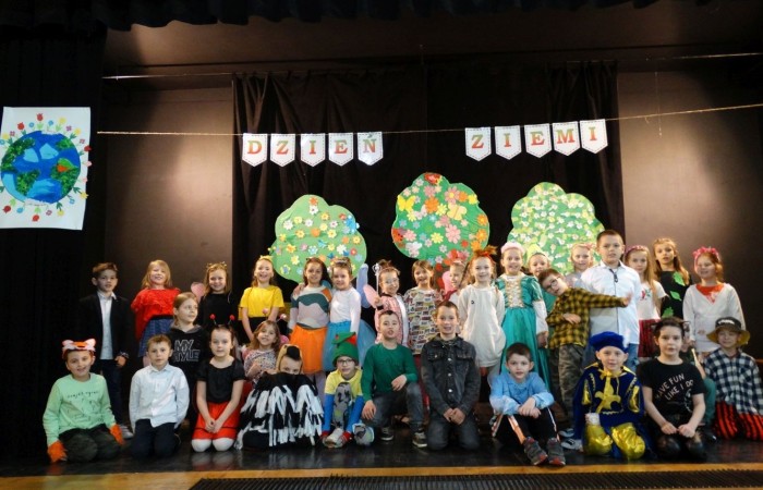 21 kwietnia 2023 roku w naszej szkole odbył się apel poświęcony problematyce segregacji odpadów. Uczniowie z klas drugich i trzecich, a następnie dzieci z grup przedszkolnych, z wielkim zainteresowaniem obejrzeli sztukę o tarapatach w Królestwie Jego  Królewskiej  Mości, Króla Surowca Wtórnego. Niedobrze żyło się poddanym w tym zaśmieconym Królestwie. Ludzie nie dbali o porządek, rzucali zbędne opakowania byle gdzie, szklane butelki zostawiali w lesie, a metalowe puszki w parku pod ławką. Poddani zwrócili się do Króla Surowca Wtórnego o pomoc w rozwiązaniu tego problemu. Rozwiązanie znaleźli  najmłodsi członkowie rodziny królewskiej: Królewicz Surowczyk i Królewna Surówka. Zaproponowali segregację odpadów w królestwie, poprzez ustawienie koszy na ulicach z napisami, co wrzucać do którego kosza. Wszystkim zebranym pomysł się bardzo spodobał .Humorystyczna tematyka apelu uwrażliwiła naszych uczniów na problem segregacji odpadów we własnych rodzinach, możliwości ograniczenia ilości wytwarzanych śmieci oraz dbałości o najbliższe otoczenie.   Aktorami przedstawienia byli uczniowie klas: IA i IB pod kierunkiem wychowawczyń: Danuty Prokop i Ewy Kilian.