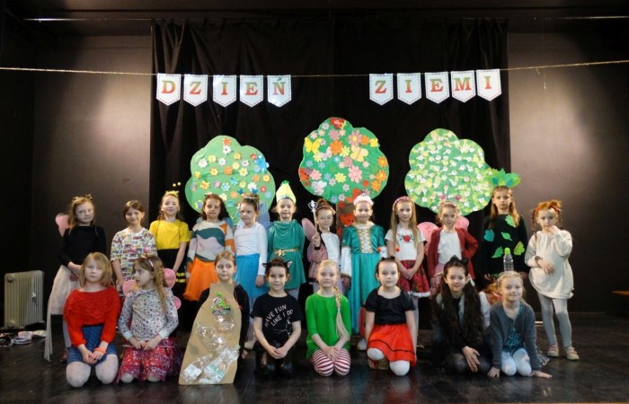 21 kwietnia 2023 roku w naszej szkole odbył się apel poświęcony problematyce segregacji odpadów. Uczniowie z klas drugich i trzecich, a następnie dzieci z grup przedszkolnych, z wielkim zainteresowaniem obejrzeli sztukę o tarapatach w Królestwie Jego  Królewskiej  Mości, Króla Surowca Wtórnego. Niedobrze żyło się poddanym w tym zaśmieconym Królestwie. Ludzie nie dbali o porządek, rzucali zbędne opakowania byle gdzie, szklane butelki zostawiali w lesie, a metalowe puszki w parku pod ławką. Poddani zwrócili się do Króla Surowca Wtórnego o pomoc w rozwiązaniu tego problemu. Rozwiązanie znaleźli  najmłodsi członkowie rodziny królewskiej: Królewicz Surowczyk i Królewna Surówka. Zaproponowali segregację odpadów w królestwie, poprzez ustawienie koszy na ulicach z napisami, co wrzucać do którego kosza. Wszystkim zebranym pomysł się bardzo spodobał .Humorystyczna tematyka apelu uwrażliwiła naszych uczniów na problem segregacji odpadów we własnych rodzinach, możliwości ograniczenia ilości wytwarzanych śmieci oraz dbałości o najbliższe otoczenie.   Aktorami przedstawienia byli uczniowie klas: IA i IB pod kierunkiem wychowawczyń: Danuty Prokop i Ewy Kilian.