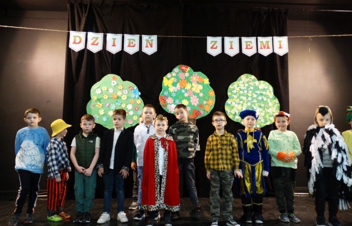 21 kwietnia 2023 roku w naszej szkole odbył się apel poświęcony problematyce segregacji odpadów. Uczniowie z klas drugich i trzecich, a następnie dzieci z grup przedszkolnych, z wielkim zainteresowaniem obejrzeli sztukę o tarapatach w Królestwie Jego  Królewskiej  Mości, Króla Surowca Wtórnego. Niedobrze żyło się poddanym w tym zaśmieconym Królestwie. Ludzie nie dbali o porządek, rzucali zbędne opakowania byle gdzie, szklane butelki zostawiali w lesie, a metalowe puszki w parku pod ławką. Poddani zwrócili się do Króla Surowca Wtórnego o pomoc w rozwiązaniu tego problemu. Rozwiązanie znaleźli  najmłodsi członkowie rodziny królewskiej: Królewicz Surowczyk i Królewna Surówka. Zaproponowali segregację odpadów w królestwie, poprzez ustawienie koszy na ulicach z napisami, co wrzucać do którego kosza. Wszystkim zebranym pomysł się bardzo spodobał .Humorystyczna tematyka apelu uwrażliwiła naszych uczniów na problem segregacji odpadów we własnych rodzinach, możliwości ograniczenia ilości wytwarzanych śmieci oraz dbałości o najbliższe otoczenie.   Aktorami przedstawienia byli uczniowie klas: IA i IB pod kierunkiem wychowawczyń: Danuty Prokop i Ewy Kilian.