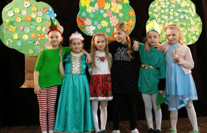 21 kwietnia 2023 roku w naszej szkole odbył się apel poświęcony problematyce segregacji odpadów. Uczniowie z klas drugich i trzecich, a następnie dzieci z grup przedszkolnych, z wielkim zainteresowaniem obejrzeli sztukę o tarapatach w Królestwie Jego  Królewskiej  Mości, Króla Surowca Wtórnego. Niedobrze żyło się poddanym w tym zaśmieconym Królestwie. Ludzie nie dbali o porządek, rzucali zbędne opakowania byle gdzie, szklane butelki zostawiali w lesie, a metalowe puszki w parku pod ławką. Poddani zwrócili się do Króla Surowca Wtórnego o pomoc w rozwiązaniu tego problemu. Rozwiązanie znaleźli  najmłodsi członkowie rodziny królewskiej: Królewicz Surowczyk i Królewna Surówka. Zaproponowali segregację odpadów w królestwie, poprzez ustawienie koszy na ulicach z napisami, co wrzucać do którego kosza. Wszystkim zebranym pomysł się bardzo spodobał .Humorystyczna tematyka apelu uwrażliwiła naszych uczniów na problem segregacji odpadów we własnych rodzinach, możliwości ograniczenia ilości wytwarzanych śmieci oraz dbałości o najbliższe otoczenie.   Aktorami przedstawienia byli uczniowie klas: IA i IB pod kierunkiem wychowawczyń: Danuty Prokop i Ewy Kilian.