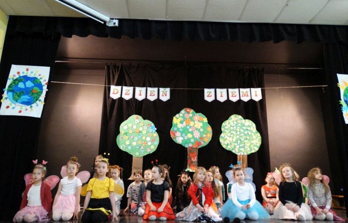 21 kwietnia 2023 roku w naszej szkole odbył się apel poświęcony problematyce segregacji odpadów. Uczniowie z klas drugich i trzecich, a następnie dzieci z grup przedszkolnych, z wielkim zainteresowaniem obejrzeli sztukę o tarapatach w Królestwie Jego  Królewskiej  Mości, Króla Surowca Wtórnego. Niedobrze żyło się poddanym w tym zaśmieconym Królestwie. Ludzie nie dbali o porządek, rzucali zbędne opakowania byle gdzie, szklane butelki zostawiali w lesie, a metalowe puszki w parku pod ławką. Poddani zwrócili się do Króla Surowca Wtórnego o pomoc w rozwiązaniu tego problemu. Rozwiązanie znaleźli  najmłodsi członkowie rodziny królewskiej: Królewicz Surowczyk i Królewna Surówka. Zaproponowali segregację odpadów w królestwie, poprzez ustawienie koszy na ulicach z napisami, co wrzucać do którego kosza. Wszystkim zebranym pomysł się bardzo spodobał .Humorystyczna tematyka apelu uwrażliwiła naszych uczniów na problem segregacji odpadów we własnych rodzinach, możliwości ograniczenia ilości wytwarzanych śmieci oraz dbałości o najbliższe otoczenie.   Aktorami przedstawienia byli uczniowie klas: IA i IB pod kierunkiem wychowawczyń: Danuty Prokop i Ewy Kilian.