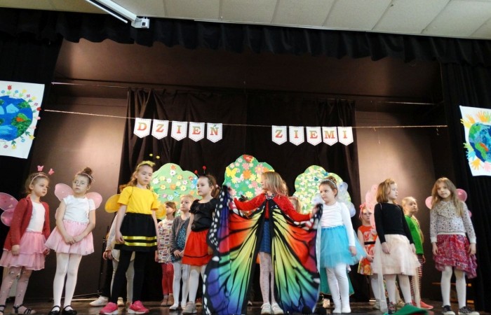 21 kwietnia 2023 roku w naszej szkole odbył się apel poświęcony problematyce segregacji odpadów. Uczniowie z klas drugich i trzecich, a następnie dzieci z grup przedszkolnych, z wielkim zainteresowaniem obejrzeli sztukę o tarapatach w Królestwie Jego  Królewskiej  Mości, Króla Surowca Wtórnego. Niedobrze żyło się poddanym w tym zaśmieconym Królestwie. Ludzie nie dbali o porządek, rzucali zbędne opakowania byle gdzie, szklane butelki zostawiali w lesie, a metalowe puszki w parku pod ławką. Poddani zwrócili się do Króla Surowca Wtórnego o pomoc w rozwiązaniu tego problemu. Rozwiązanie znaleźli  najmłodsi członkowie rodziny królewskiej: Królewicz Surowczyk i Królewna Surówka. Zaproponowali segregację odpadów w królestwie, poprzez ustawienie koszy na ulicach z napisami, co wrzucać do którego kosza. Wszystkim zebranym pomysł się bardzo spodobał .Humorystyczna tematyka apelu uwrażliwiła naszych uczniów na problem segregacji odpadów we własnych rodzinach, możliwości ograniczenia ilości wytwarzanych śmieci oraz dbałości o najbliższe otoczenie.   Aktorami przedstawienia byli uczniowie klas: IA i IB pod kierunkiem wychowawczyń: Danuty Prokop i Ewy Kilian.