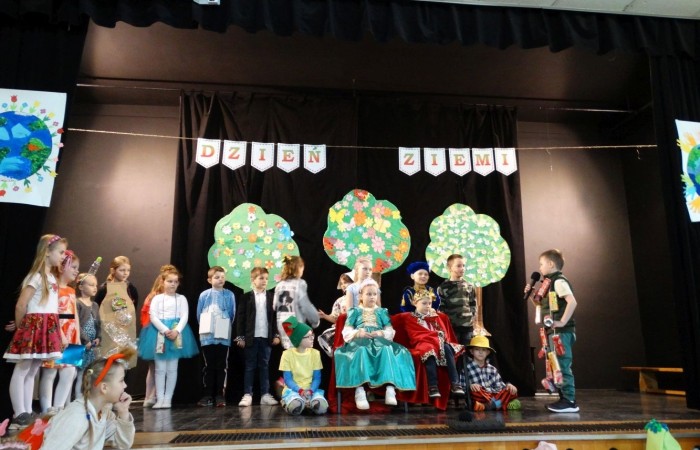 21 kwietnia 2023 roku w naszej szkole odbył się apel poświęcony problematyce segregacji odpadów. Uczniowie z klas drugich i trzecich, a następnie dzieci z grup przedszkolnych, z wielkim zainteresowaniem obejrzeli sztukę o tarapatach w Królestwie Jego  Królewskiej  Mości, Króla Surowca Wtórnego. Niedobrze żyło się poddanym w tym zaśmieconym Królestwie. Ludzie nie dbali o porządek, rzucali zbędne opakowania byle gdzie, szklane butelki zostawiali w lesie, a metalowe puszki w parku pod ławką. Poddani zwrócili się do Króla Surowca Wtórnego o pomoc w rozwiązaniu tego problemu. Rozwiązanie znaleźli  najmłodsi członkowie rodziny królewskiej: Królewicz Surowczyk i Królewna Surówka. Zaproponowali segregację odpadów w królestwie, poprzez ustawienie koszy na ulicach z napisami, co wrzucać do którego kosza. Wszystkim zebranym pomysł się bardzo spodobał .Humorystyczna tematyka apelu uwrażliwiła naszych uczniów na problem segregacji odpadów we własnych rodzinach, możliwości ograniczenia ilości wytwarzanych śmieci oraz dbałości o najbliższe otoczenie.   Aktorami przedstawienia byli uczniowie klas: IA i IB pod kierunkiem wychowawczyń: Danuty Prokop i Ewy Kilian.