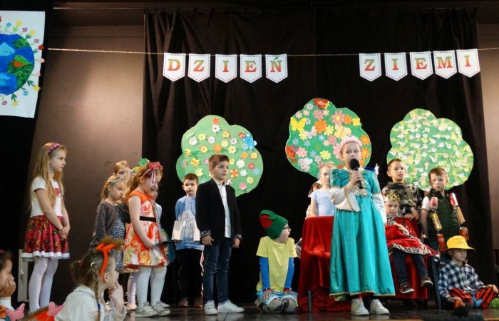 21 kwietnia 2023 roku w naszej szkole odbył się apel poświęcony problematyce segregacji odpadów. Uczniowie z klas drugich i trzecich, a następnie dzieci z grup przedszkolnych, z wielkim zainteresowaniem obejrzeli sztukę o tarapatach w Królestwie Jego  Królewskiej  Mości, Króla Surowca Wtórnego. Niedobrze żyło się poddanym w tym zaśmieconym Królestwie. Ludzie nie dbali o porządek, rzucali zbędne opakowania byle gdzie, szklane butelki zostawiali w lesie, a metalowe puszki w parku pod ławką. Poddani zwrócili się do Króla Surowca Wtórnego o pomoc w rozwiązaniu tego problemu. Rozwiązanie znaleźli  najmłodsi członkowie rodziny królewskiej: Królewicz Surowczyk i Królewna Surówka. Zaproponowali segregację odpadów w królestwie, poprzez ustawienie koszy na ulicach z napisami, co wrzucać do którego kosza. Wszystkim zebranym pomysł się bardzo spodobał .Humorystyczna tematyka apelu uwrażliwiła naszych uczniów na problem segregacji odpadów we własnych rodzinach, możliwości ograniczenia ilości wytwarzanych śmieci oraz dbałości o najbliższe otoczenie.   Aktorami przedstawienia byli uczniowie klas: IA i IB pod kierunkiem wychowawczyń: Danuty Prokop i Ewy Kilian.