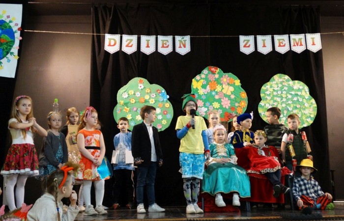 21 kwietnia 2023 roku w naszej szkole odbył się apel poświęcony problematyce segregacji odpadów. Uczniowie z klas drugich i trzecich, a następnie dzieci z grup przedszkolnych, z wielkim zainteresowaniem obejrzeli sztukę o tarapatach w Królestwie Jego  Królewskiej  Mości, Króla Surowca Wtórnego. Niedobrze żyło się poddanym w tym zaśmieconym Królestwie. Ludzie nie dbali o porządek, rzucali zbędne opakowania byle gdzie, szklane butelki zostawiali w lesie, a metalowe puszki w parku pod ławką. Poddani zwrócili się do Króla Surowca Wtórnego o pomoc w rozwiązaniu tego problemu. Rozwiązanie znaleźli  najmłodsi członkowie rodziny królewskiej: Królewicz Surowczyk i Królewna Surówka. Zaproponowali segregację odpadów w królestwie, poprzez ustawienie koszy na ulicach z napisami, co wrzucać do którego kosza. Wszystkim zebranym pomysł się bardzo spodobał .Humorystyczna tematyka apelu uwrażliwiła naszych uczniów na problem segregacji odpadów we własnych rodzinach, możliwości ograniczenia ilości wytwarzanych śmieci oraz dbałości o najbliższe otoczenie.   Aktorami przedstawienia byli uczniowie klas: IA i IB pod kierunkiem wychowawczyń: Danuty Prokop i Ewy Kilian.