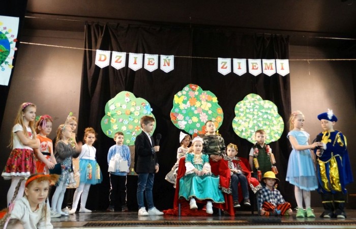 21 kwietnia 2023 roku w naszej szkole odbył się apel poświęcony problematyce segregacji odpadów. Uczniowie z klas drugich i trzecich, a następnie dzieci z grup przedszkolnych, z wielkim zainteresowaniem obejrzeli sztukę o tarapatach w Królestwie Jego  Królewskiej  Mości, Króla Surowca Wtórnego. Niedobrze żyło się poddanym w tym zaśmieconym Królestwie. Ludzie nie dbali o porządek, rzucali zbędne opakowania byle gdzie, szklane butelki zostawiali w lesie, a metalowe puszki w parku pod ławką. Poddani zwrócili się do Króla Surowca Wtórnego o pomoc w rozwiązaniu tego problemu. Rozwiązanie znaleźli  najmłodsi członkowie rodziny królewskiej: Królewicz Surowczyk i Królewna Surówka. Zaproponowali segregację odpadów w królestwie, poprzez ustawienie koszy na ulicach z napisami, co wrzucać do którego kosza. Wszystkim zebranym pomysł się bardzo spodobał .Humorystyczna tematyka apelu uwrażliwiła naszych uczniów na problem segregacji odpadów we własnych rodzinach, możliwości ograniczenia ilości wytwarzanych śmieci oraz dbałości o najbliższe otoczenie.   Aktorami przedstawienia byli uczniowie klas: IA i IB pod kierunkiem wychowawczyń: Danuty Prokop i Ewy Kilian.