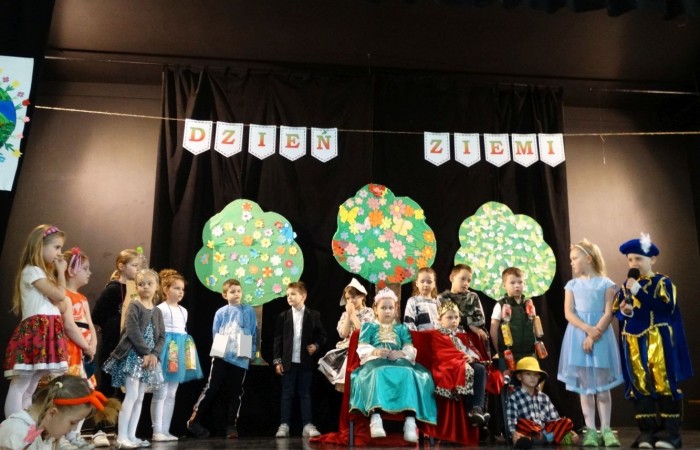 21 kwietnia 2023 roku w naszej szkole odbył się apel poświęcony problematyce segregacji odpadów. Uczniowie z klas drugich i trzecich, a następnie dzieci z grup przedszkolnych, z wielkim zainteresowaniem obejrzeli sztukę o tarapatach w Królestwie Jego  Królewskiej  Mości, Króla Surowca Wtórnego. Niedobrze żyło się poddanym w tym zaśmieconym Królestwie. Ludzie nie dbali o porządek, rzucali zbędne opakowania byle gdzie, szklane butelki zostawiali w lesie, a metalowe puszki w parku pod ławką. Poddani zwrócili się do Króla Surowca Wtórnego o pomoc w rozwiązaniu tego problemu. Rozwiązanie znaleźli  najmłodsi członkowie rodziny królewskiej: Królewicz Surowczyk i Królewna Surówka. Zaproponowali segregację odpadów w królestwie, poprzez ustawienie koszy na ulicach z napisami, co wrzucać do którego kosza. Wszystkim zebranym pomysł się bardzo spodobał .Humorystyczna tematyka apelu uwrażliwiła naszych uczniów na problem segregacji odpadów we własnych rodzinach, możliwości ograniczenia ilości wytwarzanych śmieci oraz dbałości o najbliższe otoczenie.   Aktorami przedstawienia byli uczniowie klas: IA i IB pod kierunkiem wychowawczyń: Danuty Prokop i Ewy Kilian.