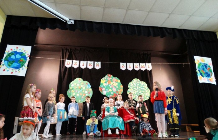 21 kwietnia 2023 roku w naszej szkole odbył się apel poświęcony problematyce segregacji odpadów. Uczniowie z klas drugich i trzecich, a następnie dzieci z grup przedszkolnych, z wielkim zainteresowaniem obejrzeli sztukę o tarapatach w Królestwie Jego  Królewskiej  Mości, Króla Surowca Wtórnego. Niedobrze żyło się poddanym w tym zaśmieconym Królestwie. Ludzie nie dbali o porządek, rzucali zbędne opakowania byle gdzie, szklane butelki zostawiali w lesie, a metalowe puszki w parku pod ławką. Poddani zwrócili się do Króla Surowca Wtórnego o pomoc w rozwiązaniu tego problemu. Rozwiązanie znaleźli  najmłodsi członkowie rodziny królewskiej: Królewicz Surowczyk i Królewna Surówka. Zaproponowali segregację odpadów w królestwie, poprzez ustawienie koszy na ulicach z napisami, co wrzucać do którego kosza. Wszystkim zebranym pomysł się bardzo spodobał .Humorystyczna tematyka apelu uwrażliwiła naszych uczniów na problem segregacji odpadów we własnych rodzinach, możliwości ograniczenia ilości wytwarzanych śmieci oraz dbałości o najbliższe otoczenie.   Aktorami przedstawienia byli uczniowie klas: IA i IB pod kierunkiem wychowawczyń: Danuty Prokop i Ewy Kilian.