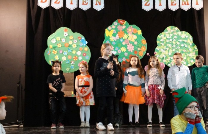 21 kwietnia 2023 roku w naszej szkole odbył się apel poświęcony problematyce segregacji odpadów. Uczniowie z klas drugich i trzecich, a następnie dzieci z grup przedszkolnych, z wielkim zainteresowaniem obejrzeli sztukę o tarapatach w Królestwie Jego  Królewskiej  Mości, Króla Surowca Wtórnego. Niedobrze żyło się poddanym w tym zaśmieconym Królestwie. Ludzie nie dbali o porządek, rzucali zbędne opakowania byle gdzie, szklane butelki zostawiali w lesie, a metalowe puszki w parku pod ławką. Poddani zwrócili się do Króla Surowca Wtórnego o pomoc w rozwiązaniu tego problemu. Rozwiązanie znaleźli  najmłodsi członkowie rodziny królewskiej: Królewicz Surowczyk i Królewna Surówka. Zaproponowali segregację odpadów w królestwie, poprzez ustawienie koszy na ulicach z napisami, co wrzucać do którego kosza. Wszystkim zebranym pomysł się bardzo spodobał .Humorystyczna tematyka apelu uwrażliwiła naszych uczniów na problem segregacji odpadów we własnych rodzinach, możliwości ograniczenia ilości wytwarzanych śmieci oraz dbałości o najbliższe otoczenie.   Aktorami przedstawienia byli uczniowie klas: IA i IB pod kierunkiem wychowawczyń: Danuty Prokop i Ewy Kilian.