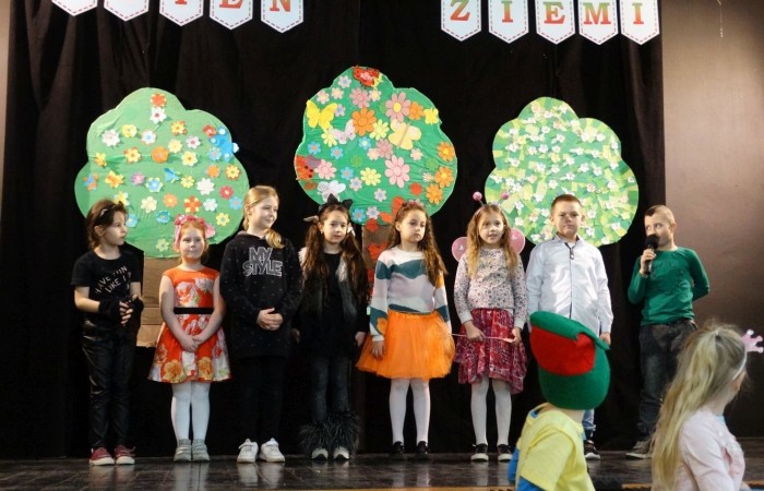 21 kwietnia 2023 roku w naszej szkole odbył się apel poświęcony problematyce segregacji odpadów. Uczniowie z klas drugich i trzecich, a następnie dzieci z grup przedszkolnych, z wielkim zainteresowaniem obejrzeli sztukę o tarapatach w Królestwie Jego  Królewskiej  Mości, Króla Surowca Wtórnego. Niedobrze żyło się poddanym w tym zaśmieconym Królestwie. Ludzie nie dbali o porządek, rzucali zbędne opakowania byle gdzie, szklane butelki zostawiali w lesie, a metalowe puszki w parku pod ławką. Poddani zwrócili się do Króla Surowca Wtórnego o pomoc w rozwiązaniu tego problemu. Rozwiązanie znaleźli  najmłodsi członkowie rodziny królewskiej: Królewicz Surowczyk i Królewna Surówka. Zaproponowali segregację odpadów w królestwie, poprzez ustawienie koszy na ulicach z napisami, co wrzucać do którego kosza. Wszystkim zebranym pomysł się bardzo spodobał .Humorystyczna tematyka apelu uwrażliwiła naszych uczniów na problem segregacji odpadów we własnych rodzinach, możliwości ograniczenia ilości wytwarzanych śmieci oraz dbałości o najbliższe otoczenie.   Aktorami przedstawienia byli uczniowie klas: IA i IB pod kierunkiem wychowawczyń: Danuty Prokop i Ewy Kilian.