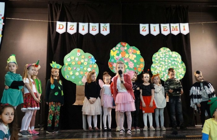 21 kwietnia 2023 roku w naszej szkole odbył się apel poświęcony problematyce segregacji odpadów. Uczniowie z klas drugich i trzecich, a następnie dzieci z grup przedszkolnych, z wielkim zainteresowaniem obejrzeli sztukę o tarapatach w Królestwie Jego  Królewskiej  Mości, Króla Surowca Wtórnego. Niedobrze żyło się poddanym w tym zaśmieconym Królestwie. Ludzie nie dbali o porządek, rzucali zbędne opakowania byle gdzie, szklane butelki zostawiali w lesie, a metalowe puszki w parku pod ławką. Poddani zwrócili się do Króla Surowca Wtórnego o pomoc w rozwiązaniu tego problemu. Rozwiązanie znaleźli  najmłodsi członkowie rodziny królewskiej: Królewicz Surowczyk i Królewna Surówka. Zaproponowali segregację odpadów w królestwie, poprzez ustawienie koszy na ulicach z napisami, co wrzucać do którego kosza. Wszystkim zebranym pomysł się bardzo spodobał .Humorystyczna tematyka apelu uwrażliwiła naszych uczniów na problem segregacji odpadów we własnych rodzinach, możliwości ograniczenia ilości wytwarzanych śmieci oraz dbałości o najbliższe otoczenie.   Aktorami przedstawienia byli uczniowie klas: IA i IB pod kierunkiem wychowawczyń: Danuty Prokop i Ewy Kilian.