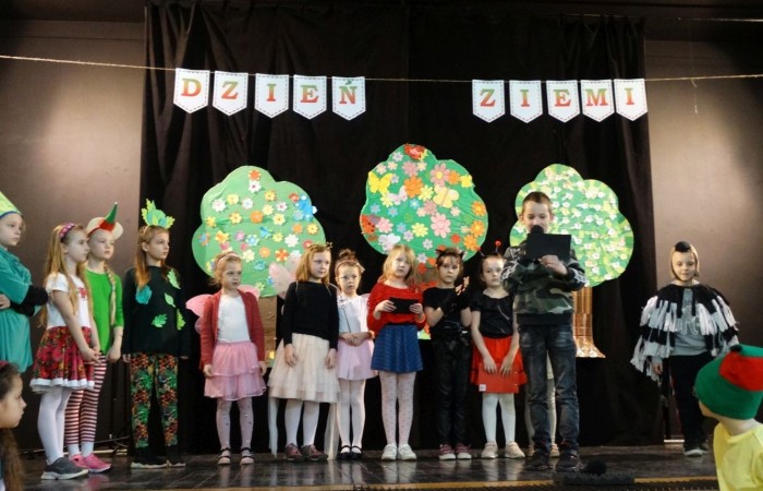 21 kwietnia 2023 roku w naszej szkole odbył się apel poświęcony problematyce segregacji odpadów. Uczniowie z klas drugich i trzecich, a następnie dzieci z grup przedszkolnych, z wielkim zainteresowaniem obejrzeli sztukę o tarapatach w Królestwie Jego  Królewskiej  Mości, Króla Surowca Wtórnego. Niedobrze żyło się poddanym w tym zaśmieconym Królestwie. Ludzie nie dbali o porządek, rzucali zbędne opakowania byle gdzie, szklane butelki zostawiali w lesie, a metalowe puszki w parku pod ławką. Poddani zwrócili się do Króla Surowca Wtórnego o pomoc w rozwiązaniu tego problemu. Rozwiązanie znaleźli  najmłodsi członkowie rodziny królewskiej: Królewicz Surowczyk i Królewna Surówka. Zaproponowali segregację odpadów w królestwie, poprzez ustawienie koszy na ulicach z napisami, co wrzucać do którego kosza. Wszystkim zebranym pomysł się bardzo spodobał .Humorystyczna tematyka apelu uwrażliwiła naszych uczniów na problem segregacji odpadów we własnych rodzinach, możliwości ograniczenia ilości wytwarzanych śmieci oraz dbałości o najbliższe otoczenie.   Aktorami przedstawienia byli uczniowie klas: IA i IB pod kierunkiem wychowawczyń: Danuty Prokop i Ewy Kilian.