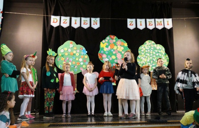 21 kwietnia 2023 roku w naszej szkole odbył się apel poświęcony problematyce segregacji odpadów. Uczniowie z klas drugich i trzecich, a następnie dzieci z grup przedszkolnych, z wielkim zainteresowaniem obejrzeli sztukę o tarapatach w Królestwie Jego  Królewskiej  Mości, Króla Surowca Wtórnego. Niedobrze żyło się poddanym w tym zaśmieconym Królestwie. Ludzie nie dbali o porządek, rzucali zbędne opakowania byle gdzie, szklane butelki zostawiali w lesie, a metalowe puszki w parku pod ławką. Poddani zwrócili się do Króla Surowca Wtórnego o pomoc w rozwiązaniu tego problemu. Rozwiązanie znaleźli  najmłodsi członkowie rodziny królewskiej: Królewicz Surowczyk i Królewna Surówka. Zaproponowali segregację odpadów w królestwie, poprzez ustawienie koszy na ulicach z napisami, co wrzucać do którego kosza. Wszystkim zebranym pomysł się bardzo spodobał .Humorystyczna tematyka apelu uwrażliwiła naszych uczniów na problem segregacji odpadów we własnych rodzinach, możliwości ograniczenia ilości wytwarzanych śmieci oraz dbałości o najbliższe otoczenie.   Aktorami przedstawienia byli uczniowie klas: IA i IB pod kierunkiem wychowawczyń: Danuty Prokop i Ewy Kilian.