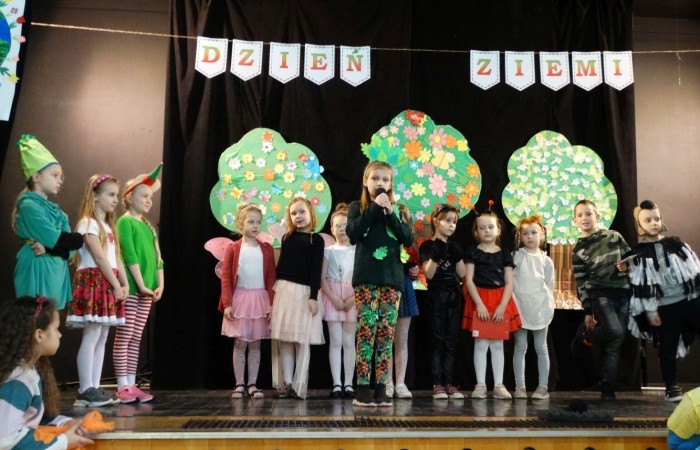 21 kwietnia 2023 roku w naszej szkole odbył się apel poświęcony problematyce segregacji odpadów. Uczniowie z klas drugich i trzecich, a następnie dzieci z grup przedszkolnych, z wielkim zainteresowaniem obejrzeli sztukę o tarapatach w Królestwie Jego  Królewskiej  Mości, Króla Surowca Wtórnego. Niedobrze żyło się poddanym w tym zaśmieconym Królestwie. Ludzie nie dbali o porządek, rzucali zbędne opakowania byle gdzie, szklane butelki zostawiali w lesie, a metalowe puszki w parku pod ławką. Poddani zwrócili się do Króla Surowca Wtórnego o pomoc w rozwiązaniu tego problemu. Rozwiązanie znaleźli  najmłodsi członkowie rodziny królewskiej: Królewicz Surowczyk i Królewna Surówka. Zaproponowali segregację odpadów w królestwie, poprzez ustawienie koszy na ulicach z napisami, co wrzucać do którego kosza. Wszystkim zebranym pomysł się bardzo spodobał .Humorystyczna tematyka apelu uwrażliwiła naszych uczniów na problem segregacji odpadów we własnych rodzinach, możliwości ograniczenia ilości wytwarzanych śmieci oraz dbałości o najbliższe otoczenie.   Aktorami przedstawienia byli uczniowie klas: IA i IB pod kierunkiem wychowawczyń: Danuty Prokop i Ewy Kilian.