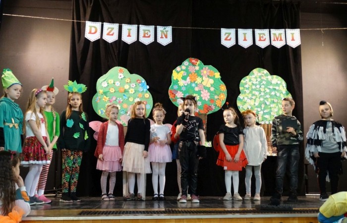 21 kwietnia 2023 roku w naszej szkole odbył się apel poświęcony problematyce segregacji odpadów. Uczniowie z klas drugich i trzecich, a następnie dzieci z grup przedszkolnych, z wielkim zainteresowaniem obejrzeli sztukę o tarapatach w Królestwie Jego  Królewskiej  Mości, Króla Surowca Wtórnego. Niedobrze żyło się poddanym w tym zaśmieconym Królestwie. Ludzie nie dbali o porządek, rzucali zbędne opakowania byle gdzie, szklane butelki zostawiali w lesie, a metalowe puszki w parku pod ławką. Poddani zwrócili się do Króla Surowca Wtórnego o pomoc w rozwiązaniu tego problemu. Rozwiązanie znaleźli  najmłodsi członkowie rodziny królewskiej: Królewicz Surowczyk i Królewna Surówka. Zaproponowali segregację odpadów w królestwie, poprzez ustawienie koszy na ulicach z napisami, co wrzucać do którego kosza. Wszystkim zebranym pomysł się bardzo spodobał .Humorystyczna tematyka apelu uwrażliwiła naszych uczniów na problem segregacji odpadów we własnych rodzinach, możliwości ograniczenia ilości wytwarzanych śmieci oraz dbałości o najbliższe otoczenie.   Aktorami przedstawienia byli uczniowie klas: IA i IB pod kierunkiem wychowawczyń: Danuty Prokop i Ewy Kilian.