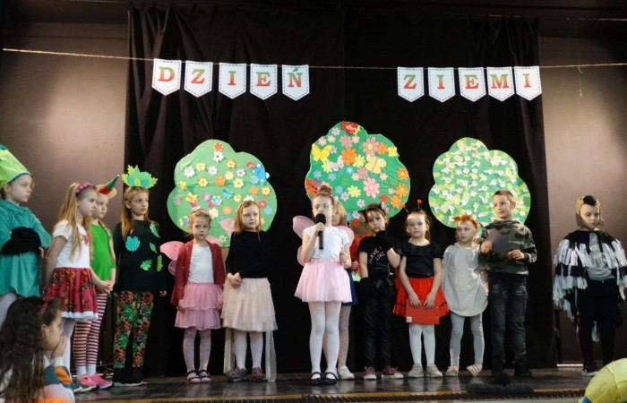 21 kwietnia 2023 roku w naszej szkole odbył się apel poświęcony problematyce segregacji odpadów. Uczniowie z klas drugich i trzecich, a następnie dzieci z grup przedszkolnych, z wielkim zainteresowaniem obejrzeli sztukę o tarapatach w Królestwie Jego  Królewskiej  Mości, Króla Surowca Wtórnego. Niedobrze żyło się poddanym w tym zaśmieconym Królestwie. Ludzie nie dbali o porządek, rzucali zbędne opakowania byle gdzie, szklane butelki zostawiali w lesie, a metalowe puszki w parku pod ławką. Poddani zwrócili się do Króla Surowca Wtórnego o pomoc w rozwiązaniu tego problemu. Rozwiązanie znaleźli  najmłodsi członkowie rodziny królewskiej: Królewicz Surowczyk i Królewna Surówka. Zaproponowali segregację odpadów w królestwie, poprzez ustawienie koszy na ulicach z napisami, co wrzucać do którego kosza. Wszystkim zebranym pomysł się bardzo spodobał .Humorystyczna tematyka apelu uwrażliwiła naszych uczniów na problem segregacji odpadów we własnych rodzinach, możliwości ograniczenia ilości wytwarzanych śmieci oraz dbałości o najbliższe otoczenie.   Aktorami przedstawienia byli uczniowie klas: IA i IB pod kierunkiem wychowawczyń: Danuty Prokop i Ewy Kilian.