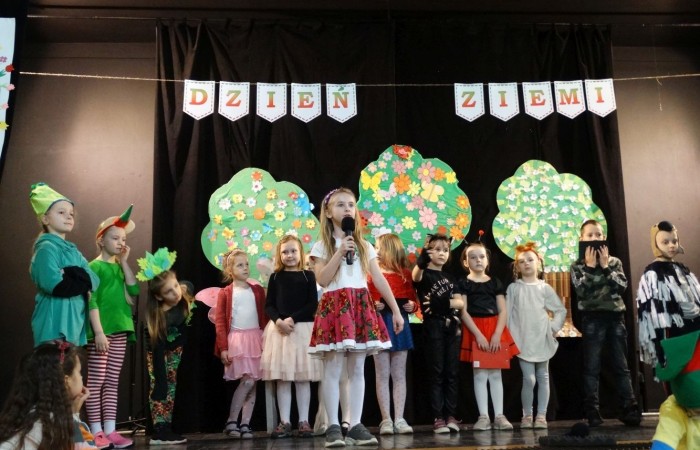 21 kwietnia 2023 roku w naszej szkole odbył się apel poświęcony problematyce segregacji odpadów. Uczniowie z klas drugich i trzecich, a następnie dzieci z grup przedszkolnych, z wielkim zainteresowaniem obejrzeli sztukę o tarapatach w Królestwie Jego  Królewskiej  Mości, Króla Surowca Wtórnego. Niedobrze żyło się poddanym w tym zaśmieconym Królestwie. Ludzie nie dbali o porządek, rzucali zbędne opakowania byle gdzie, szklane butelki zostawiali w lesie, a metalowe puszki w parku pod ławką. Poddani zwrócili się do Króla Surowca Wtórnego o pomoc w rozwiązaniu tego problemu. Rozwiązanie znaleźli  najmłodsi członkowie rodziny królewskiej: Królewicz Surowczyk i Królewna Surówka. Zaproponowali segregację odpadów w królestwie, poprzez ustawienie koszy na ulicach z napisami, co wrzucać do którego kosza. Wszystkim zebranym pomysł się bardzo spodobał .Humorystyczna tematyka apelu uwrażliwiła naszych uczniów na problem segregacji odpadów we własnych rodzinach, możliwości ograniczenia ilości wytwarzanych śmieci oraz dbałości o najbliższe otoczenie.   Aktorami przedstawienia byli uczniowie klas: IA i IB pod kierunkiem wychowawczyń: Danuty Prokop i Ewy Kilian.