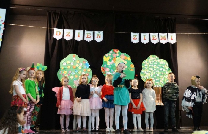 21 kwietnia 2023 roku w naszej szkole odbył się apel poświęcony problematyce segregacji odpadów. Uczniowie z klas drugich i trzecich, a następnie dzieci z grup przedszkolnych, z wielkim zainteresowaniem obejrzeli sztukę o tarapatach w Królestwie Jego  Królewskiej  Mości, Króla Surowca Wtórnego. Niedobrze żyło się poddanym w tym zaśmieconym Królestwie. Ludzie nie dbali o porządek, rzucali zbędne opakowania byle gdzie, szklane butelki zostawiali w lesie, a metalowe puszki w parku pod ławką. Poddani zwrócili się do Króla Surowca Wtórnego o pomoc w rozwiązaniu tego problemu. Rozwiązanie znaleźli  najmłodsi członkowie rodziny królewskiej: Królewicz Surowczyk i Królewna Surówka. Zaproponowali segregację odpadów w królestwie, poprzez ustawienie koszy na ulicach z napisami, co wrzucać do którego kosza. Wszystkim zebranym pomysł się bardzo spodobał .Humorystyczna tematyka apelu uwrażliwiła naszych uczniów na problem segregacji odpadów we własnych rodzinach, możliwości ograniczenia ilości wytwarzanych śmieci oraz dbałości o najbliższe otoczenie.   Aktorami przedstawienia byli uczniowie klas: IA i IB pod kierunkiem wychowawczyń: Danuty Prokop i Ewy Kilian.