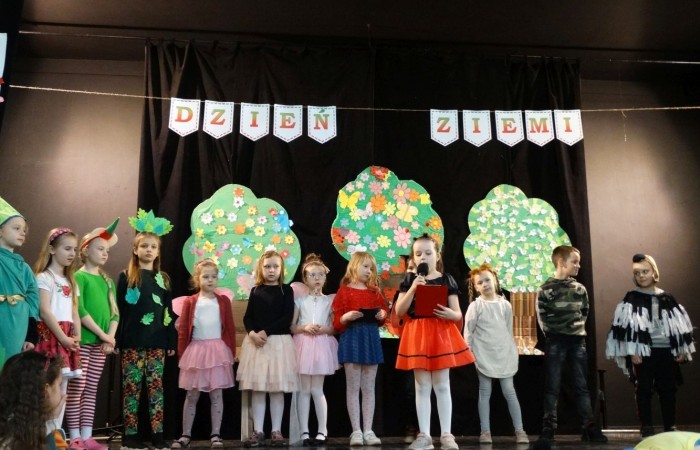 21 kwietnia 2023 roku w naszej szkole odbył się apel poświęcony problematyce segregacji odpadów. Uczniowie z klas drugich i trzecich, a następnie dzieci z grup przedszkolnych, z wielkim zainteresowaniem obejrzeli sztukę o tarapatach w Królestwie Jego  Królewskiej  Mości, Króla Surowca Wtórnego. Niedobrze żyło się poddanym w tym zaśmieconym Królestwie. Ludzie nie dbali o porządek, rzucali zbędne opakowania byle gdzie, szklane butelki zostawiali w lesie, a metalowe puszki w parku pod ławką. Poddani zwrócili się do Króla Surowca Wtórnego o pomoc w rozwiązaniu tego problemu. Rozwiązanie znaleźli  najmłodsi członkowie rodziny królewskiej: Królewicz Surowczyk i Królewna Surówka. Zaproponowali segregację odpadów w królestwie, poprzez ustawienie koszy na ulicach z napisami, co wrzucać do którego kosza. Wszystkim zebranym pomysł się bardzo spodobał .Humorystyczna tematyka apelu uwrażliwiła naszych uczniów na problem segregacji odpadów we własnych rodzinach, możliwości ograniczenia ilości wytwarzanych śmieci oraz dbałości o najbliższe otoczenie.   Aktorami przedstawienia byli uczniowie klas: IA i IB pod kierunkiem wychowawczyń: Danuty Prokop i Ewy Kilian.