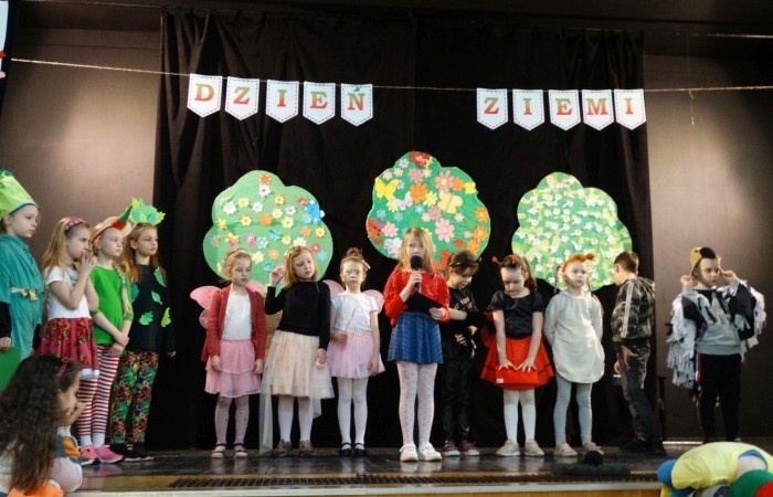 21 kwietnia 2023 roku w naszej szkole odbył się apel poświęcony problematyce segregacji odpadów. Uczniowie z klas drugich i trzecich, a następnie dzieci z grup przedszkolnych, z wielkim zainteresowaniem obejrzeli sztukę o tarapatach w Królestwie Jego  Królewskiej  Mości, Króla Surowca Wtórnego. Niedobrze żyło się poddanym w tym zaśmieconym Królestwie. Ludzie nie dbali o porządek, rzucali zbędne opakowania byle gdzie, szklane butelki zostawiali w lesie, a metalowe puszki w parku pod ławką. Poddani zwrócili się do Króla Surowca Wtórnego o pomoc w rozwiązaniu tego problemu. Rozwiązanie znaleźli  najmłodsi członkowie rodziny królewskiej: Królewicz Surowczyk i Królewna Surówka. Zaproponowali segregację odpadów w królestwie, poprzez ustawienie koszy na ulicach z napisami, co wrzucać do którego kosza. Wszystkim zebranym pomysł się bardzo spodobał .Humorystyczna tematyka apelu uwrażliwiła naszych uczniów na problem segregacji odpadów we własnych rodzinach, możliwości ograniczenia ilości wytwarzanych śmieci oraz dbałości o najbliższe otoczenie.   Aktorami przedstawienia byli uczniowie klas: IA i IB pod kierunkiem wychowawczyń: Danuty Prokop i Ewy Kilian.