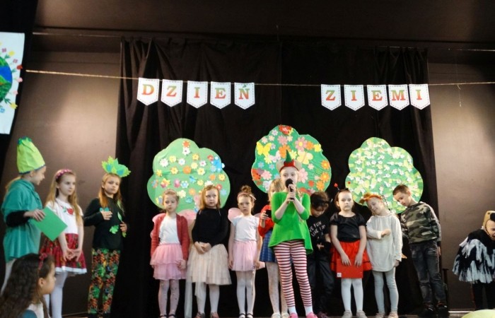 21 kwietnia 2023 roku w naszej szkole odbył się apel poświęcony problematyce segregacji odpadów. Uczniowie z klas drugich i trzecich, a następnie dzieci z grup przedszkolnych, z wielkim zainteresowaniem obejrzeli sztukę o tarapatach w Królestwie Jego  Królewskiej  Mości, Króla Surowca Wtórnego. Niedobrze żyło się poddanym w tym zaśmieconym Królestwie. Ludzie nie dbali o porządek, rzucali zbędne opakowania byle gdzie, szklane butelki zostawiali w lesie, a metalowe puszki w parku pod ławką. Poddani zwrócili się do Króla Surowca Wtórnego o pomoc w rozwiązaniu tego problemu. Rozwiązanie znaleźli  najmłodsi członkowie rodziny królewskiej: Królewicz Surowczyk i Królewna Surówka. Zaproponowali segregację odpadów w królestwie, poprzez ustawienie koszy na ulicach z napisami, co wrzucać do którego kosza. Wszystkim zebranym pomysł się bardzo spodobał .Humorystyczna tematyka apelu uwrażliwiła naszych uczniów na problem segregacji odpadów we własnych rodzinach, możliwości ograniczenia ilości wytwarzanych śmieci oraz dbałości o najbliższe otoczenie.   Aktorami przedstawienia byli uczniowie klas: IA i IB pod kierunkiem wychowawczyń: Danuty Prokop i Ewy Kilian.