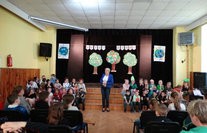 21 kwietnia 2023 roku w naszej szkole odbył się apel poświęcony problematyce segregacji odpadów. Uczniowie z klas drugich i trzecich, a następnie dzieci z grup przedszkolnych, z wielkim zainteresowaniem obejrzeli sztukę o tarapatach w Królestwie Jego  Królewskiej  Mości, Króla Surowca Wtórnego. Niedobrze żyło się poddanym w tym zaśmieconym Królestwie. Ludzie nie dbali o porządek, rzucali zbędne opakowania byle gdzie, szklane butelki zostawiali w lesie, a metalowe puszki w parku pod ławką. Poddani zwrócili się do Króla Surowca Wtórnego o pomoc w rozwiązaniu tego problemu. Rozwiązanie znaleźli  najmłodsi członkowie rodziny królewskiej: Królewicz Surowczyk i Królewna Surówka. Zaproponowali segregację odpadów w królestwie, poprzez ustawienie koszy na ulicach z napisami, co wrzucać do którego kosza. Wszystkim zebranym pomysł się bardzo spodobał .Humorystyczna tematyka apelu uwrażliwiła naszych uczniów na problem segregacji odpadów we własnych rodzinach, możliwości ograniczenia ilości wytwarzanych śmieci oraz dbałości o najbliższe otoczenie.   Aktorami przedstawienia byli uczniowie klas: IA i IB pod kierunkiem wychowawczyń: Danuty Prokop i Ewy Kilian.