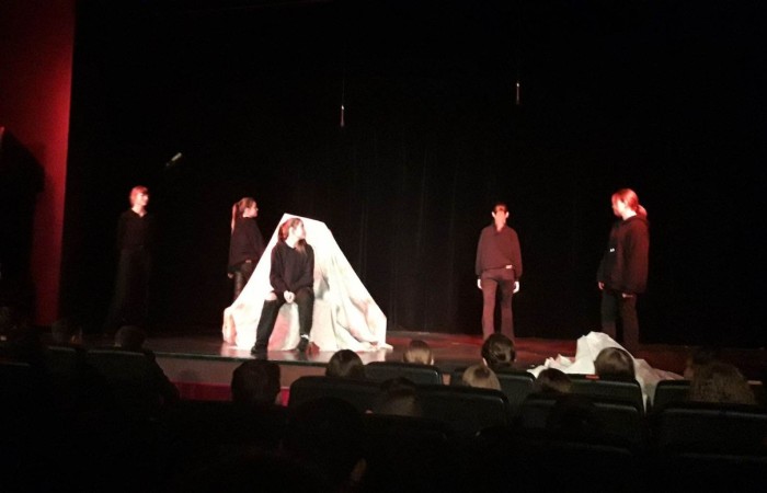 We wtorek 25 kwietnia uczniowie klas siódmych i ósmych udali się do Pasłęckiego Ośrodka Kultury, aby obejrzeć kolejną interpretację książki Antoine de Saint- Exupery ,,Mały Książę” w wykonaniu uczniów z Grupy Teatralnej Pasłęckiego Ośrodka Kultury. Sektakl wyreżyserował Marcin Tomasik- aktor Teatru im. Sewruka w Elblagu.
Młodzi aktorzy zaprezentowali swoją sztukę przed publicznością nie tylko naszej szkoły, ale także z pasłęckiego liceum. Współczesna wersja Małego Księcia przygotowana przez sześcioosobową grupę utalentowanej młodzieży zachwyciła widzów od samego począktu przedstawienia. Zasłuchani widzowie uważnie śledzili podróż głównego bohatera, w którego postać wcielali się poszczególni młodzi artyści. Podziwiali krótkie choreografie i wsłuchani w nastrojową muzykę przygladali się minimalistycznej scenografii. Miłość, radość, smutek i wzruszenie to tylko kilka z całego wachlarza emocji, jakie aktorzy wzbudzali na scenie.
Przedstawienie cieszyło się bardzo dużym zainteresowaniem widzów, którzy nagrodzili aktorów gromkimi brawami.  

  Sztuka w wykonaniu młodych artystów na długo pozostanie w pamięci uczniów.