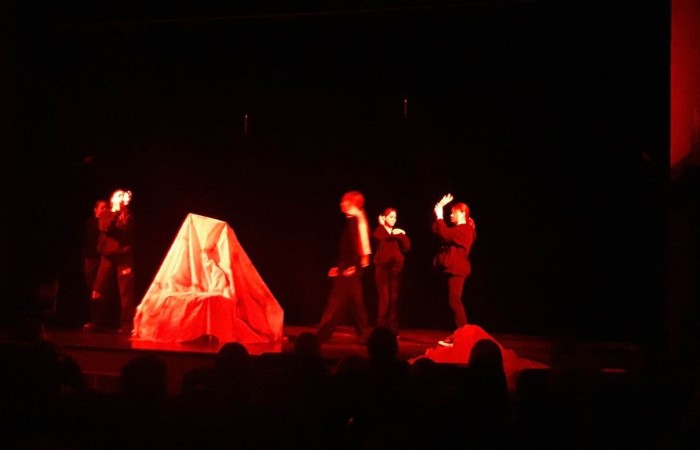 We wtorek 25 kwietnia uczniowie klas siódmych i ósmych udali się do Pasłęckiego Ośrodka Kultury, aby obejrzeć kolejną interpretację książki Antoine de Saint- Exupery ,,Mały Książę” w wykonaniu uczniów z Grupy Teatralnej Pasłęckiego Ośrodka Kultury. Sektakl wyreżyserował Marcin Tomasik- aktor Teatru im. Sewruka w Elblagu.
Młodzi aktorzy zaprezentowali swoją sztukę przed publicznością nie tylko naszej szkoły, ale także z pasłęckiego liceum. Współczesna wersja Małego Księcia przygotowana przez sześcioosobową grupę utalentowanej młodzieży zachwyciła widzów od samego począktu przedstawienia. Zasłuchani widzowie uważnie śledzili podróż głównego bohatera, w którego postać wcielali się poszczególni młodzi artyści. Podziwiali krótkie choreografie i wsłuchani w nastrojową muzykę przygladali się minimalistycznej scenografii. Miłość, radość, smutek i wzruszenie to tylko kilka z całego wachlarza emocji, jakie aktorzy wzbudzali na scenie.
Przedstawienie cieszyło się bardzo dużym zainteresowaniem widzów, którzy nagrodzili aktorów gromkimi brawami.  

  Sztuka w wykonaniu młodych artystów na długo pozostanie w pamięci uczniów.