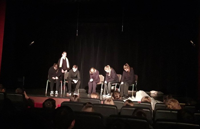 We wtorek 25 kwietnia uczniowie klas siódmych i ósmych udali się do Pasłęckiego Ośrodka Kultury, aby obejrzeć kolejną interpretację książki Antoine de Saint- Exupery ,,Mały Książę” w wykonaniu uczniów z Grupy Teatralnej Pasłęckiego Ośrodka Kultury. Sektakl wyreżyserował Marcin Tomasik- aktor Teatru im. Sewruka w Elblagu.
Młodzi aktorzy zaprezentowali swoją sztukę przed publicznością nie tylko naszej szkoły, ale także z pasłęckiego liceum. Współczesna wersja Małego Księcia przygotowana przez sześcioosobową grupę utalentowanej młodzieży zachwyciła widzów od samego począktu przedstawienia. Zasłuchani widzowie uważnie śledzili podróż głównego bohatera, w którego postać wcielali się poszczególni młodzi artyści. Podziwiali krótkie choreografie i wsłuchani w nastrojową muzykę przygladali się minimalistycznej scenografii. Miłość, radość, smutek i wzruszenie to tylko kilka z całego wachlarza emocji, jakie aktorzy wzbudzali na scenie.
Przedstawienie cieszyło się bardzo dużym zainteresowaniem widzów, którzy nagrodzili aktorów gromkimi brawami.  

  Sztuka w wykonaniu młodych artystów na długo pozostanie w pamięci uczniów.