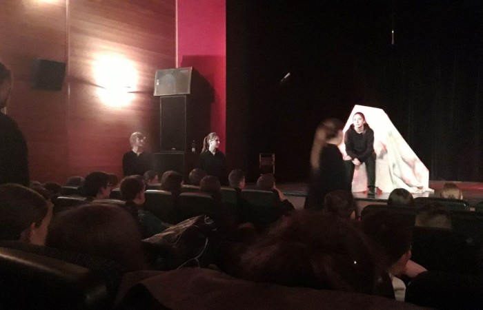 We wtorek 25 kwietnia uczniowie klas siódmych i ósmych udali się do Pasłęckiego Ośrodka Kultury, aby obejrzeć kolejną interpretację książki Antoine de Saint- Exupery ,,Mały Książę” w wykonaniu uczniów z Grupy Teatralnej Pasłęckiego Ośrodka Kultury. Sektakl wyreżyserował Marcin Tomasik- aktor Teatru im. Sewruka w Elblagu.
Młodzi aktorzy zaprezentowali swoją sztukę przed publicznością nie tylko naszej szkoły, ale także z pasłęckiego liceum. Współczesna wersja Małego Księcia przygotowana przez sześcioosobową grupę utalentowanej młodzieży zachwyciła widzów od samego począktu przedstawienia. Zasłuchani widzowie uważnie śledzili podróż głównego bohatera, w którego postać wcielali się poszczególni młodzi artyści. Podziwiali krótkie choreografie i wsłuchani w nastrojową muzykę przygladali się minimalistycznej scenografii. Miłość, radość, smutek i wzruszenie to tylko kilka z całego wachlarza emocji, jakie aktorzy wzbudzali na scenie.
Przedstawienie cieszyło się bardzo dużym zainteresowaniem widzów, którzy nagrodzili aktorów gromkimi brawami.  

  Sztuka w wykonaniu młodych artystów na długo pozostanie w pamięci uczniów.