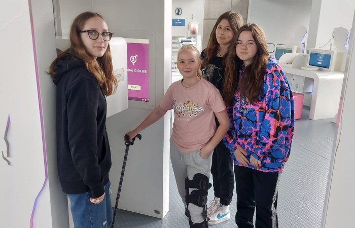 Dnia 26 kwietnia Klasy 6 a i 6 b pojechały na wycieczkę do Trójmiasta. Najpierw odwiedziliśmy wietrzną Gdynię, gdzie mieliśmy zajęcia w Centrum Nauki Eksperyment. Klasa 6a uczestniczyła w lekcji - kryptonim eksperyment, gdzie uczyli się szyfrowania. Natomiast klasa 6 b brała udział w lekcji poświęconej mikrobiologii. Oglądaliśmy różne eksponaty przez mikroskop. Obie lekcje bardzo się podobały. Potem ruszyliśmy na Starówkę w Gdańsku. Odwiedziliśmy Neptuna i spacerowaliśmy po uliczkach Starego Miasta. Ostatnim punktem wycieczki było Muzeum Iluzji De Ja Vu. Jest to miejsce iluzji, złudzeń optycznych i sztuki cyfrowej. Udało nam się zrobić bardzo ciekawe zdjęcia.