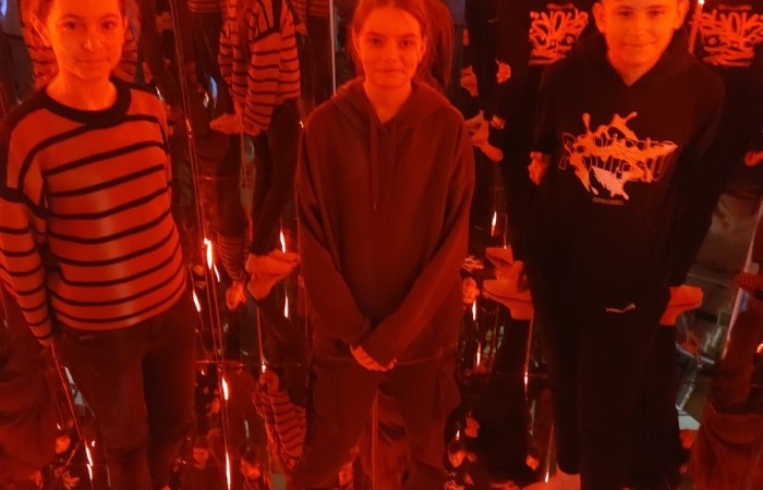 Dnia 26 kwietnia Klasy 6 a i 6 b pojechały na wycieczkę do Trójmiasta. Najpierw odwiedziliśmy wietrzną Gdynię, gdzie mieliśmy zajęcia w Centrum Nauki Eksperyment. Klasa 6a uczestniczyła w lekcji - kryptonim eksperyment, gdzie uczyli się szyfrowania. Natomiast klasa 6 b brała udział w lekcji poświęconej mikrobiologii. Oglądaliśmy różne eksponaty przez mikroskop. Obie lekcje bardzo się podobały. Potem ruszyliśmy na Starówkę w Gdańsku. Odwiedziliśmy Neptuna i spacerowaliśmy po uliczkach Starego Miasta. Ostatnim punktem wycieczki było Muzeum Iluzji De Ja Vu. Jest to miejsce iluzji, złudzeń optycznych i sztuki cyfrowej. Udało nam się zrobić bardzo ciekawe zdjęcia.