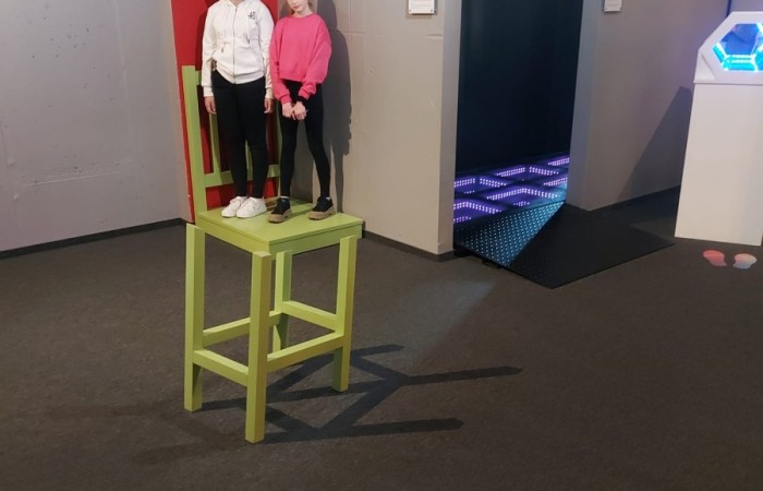 Dnia 26 kwietnia Klasy 6 a i 6 b pojechały na wycieczkę do Trójmiasta. Najpierw odwiedziliśmy wietrzną Gdynię, gdzie mieliśmy zajęcia w Centrum Nauki Eksperyment. Klasa 6a uczestniczyła w lekcji - kryptonim eksperyment, gdzie uczyli się szyfrowania. Natomiast klasa 6 b brała udział w lekcji poświęconej mikrobiologii. Oglądaliśmy różne eksponaty przez mikroskop. Obie lekcje bardzo się podobały. Potem ruszyliśmy na Starówkę w Gdańsku. Odwiedziliśmy Neptuna i spacerowaliśmy po uliczkach Starego Miasta. Ostatnim punktem wycieczki było Muzeum Iluzji De Ja Vu. Jest to miejsce iluzji, złudzeń optycznych i sztuki cyfrowej. Udało nam się zrobić bardzo ciekawe zdjęcia.