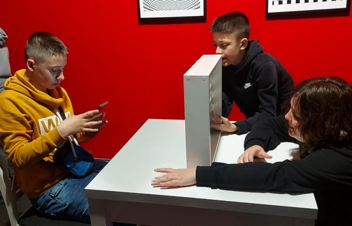 Dnia 26 kwietnia Klasy 6 a i 6 b pojechały na wycieczkę do Trójmiasta. Najpierw odwiedziliśmy wietrzną Gdynię, gdzie mieliśmy zajęcia w Centrum Nauki Eksperyment. Klasa 6a uczestniczyła w lekcji - kryptonim eksperyment, gdzie uczyli się szyfrowania. Natomiast klasa 6 b brała udział w lekcji poświęconej mikrobiologii. Oglądaliśmy różne eksponaty przez mikroskop. Obie lekcje bardzo się podobały. Potem ruszyliśmy na Starówkę w Gdańsku. Odwiedziliśmy Neptuna i spacerowaliśmy po uliczkach Starego Miasta. Ostatnim punktem wycieczki było Muzeum Iluzji De Ja Vu. Jest to miejsce iluzji, złudzeń optycznych i sztuki cyfrowej. Udało nam się zrobić bardzo ciekawe zdjęcia.