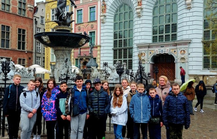 Dnia 26 kwietnia Klasy 6 a i 6 b pojechały na wycieczkę do Trójmiasta. Najpierw odwiedziliśmy wietrzną Gdynię, gdzie mieliśmy zajęcia w Centrum Nauki Eksperyment. Klasa 6a uczestniczyła w lekcji - kryptonim eksperyment, gdzie uczyli się szyfrowania. Natomiast klasa 6 b brała udział w lekcji poświęconej mikrobiologii. Oglądaliśmy różne eksponaty przez mikroskop. Obie lekcje bardzo się podobały. Potem ruszyliśmy na Starówkę w Gdańsku. Odwiedziliśmy Neptuna i spacerowaliśmy po uliczkach Starego Miasta. Ostatnim punktem wycieczki było Muzeum Iluzji De Ja Vu. Jest to miejsce iluzji, złudzeń optycznych i sztuki cyfrowej. Udało nam się zrobić bardzo ciekawe zdjęcia.