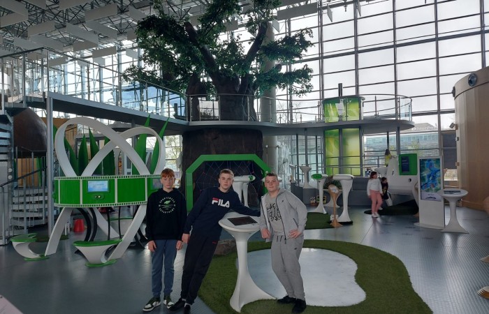 Dnia 26 kwietnia Klasy 6 a i 6 b pojechały na wycieczkę do Trójmiasta. Najpierw odwiedziliśmy wietrzną Gdynię, gdzie mieliśmy zajęcia w Centrum Nauki Eksperyment. Klasa 6a uczestniczyła w lekcji - kryptonim eksperyment, gdzie uczyli się szyfrowania. Natomiast klasa 6 b brała udział w lekcji poświęconej mikrobiologii. Oglądaliśmy różne eksponaty przez mikroskop. Obie lekcje bardzo się podobały. Potem ruszyliśmy na Starówkę w Gdańsku. Odwiedziliśmy Neptuna i spacerowaliśmy po uliczkach Starego Miasta. Ostatnim punktem wycieczki było Muzeum Iluzji De Ja Vu. Jest to miejsce iluzji, złudzeń optycznych i sztuki cyfrowej. Udało nam się zrobić bardzo ciekawe zdjęcia.