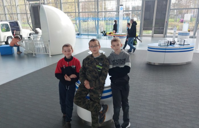 Dnia 26 kwietnia Klasy 6 a i 6 b pojechały na wycieczkę do Trójmiasta. Najpierw odwiedziliśmy wietrzną Gdynię, gdzie mieliśmy zajęcia w Centrum Nauki Eksperyment. Klasa 6a uczestniczyła w lekcji - kryptonim eksperyment, gdzie uczyli się szyfrowania. Natomiast klasa 6 b brała udział w lekcji poświęconej mikrobiologii. Oglądaliśmy różne eksponaty przez mikroskop. Obie lekcje bardzo się podobały. Potem ruszyliśmy na Starówkę w Gdańsku. Odwiedziliśmy Neptuna i spacerowaliśmy po uliczkach Starego Miasta. Ostatnim punktem wycieczki było Muzeum Iluzji De Ja Vu. Jest to miejsce iluzji, złudzeń optycznych i sztuki cyfrowej. Udało nam się zrobić bardzo ciekawe zdjęcia.