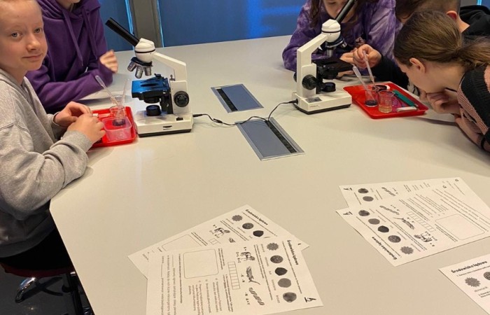 Dnia 26 kwietnia Klasy 6 a i 6 b pojechały na wycieczkę do Trójmiasta. Najpierw odwiedziliśmy wietrzną Gdynię, gdzie mieliśmy zajęcia w Centrum Nauki Eksperyment. Klasa 6a uczestniczyła w lekcji - kryptonim eksperyment, gdzie uczyli się szyfrowania. Natomiast klasa 6 b brała udział w lekcji poświęconej mikrobiologii. Oglądaliśmy różne eksponaty przez mikroskop. Obie lekcje bardzo się podobały. Potem ruszyliśmy na Starówkę w Gdańsku. Odwiedziliśmy Neptuna i spacerowaliśmy po uliczkach Starego Miasta. Ostatnim punktem wycieczki było Muzeum Iluzji De Ja Vu. Jest to miejsce iluzji, złudzeń optycznych i sztuki cyfrowej. Udało nam się zrobić bardzo ciekawe zdjęcia.