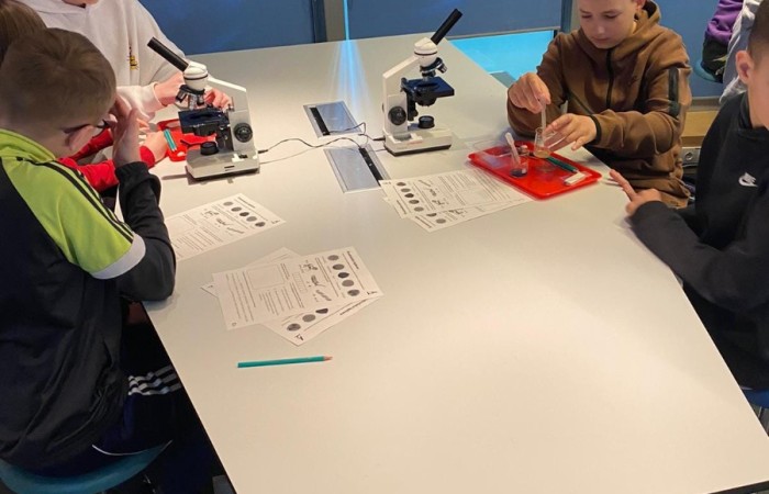 Dnia 26 kwietnia Klasy 6 a i 6 b pojechały na wycieczkę do Trójmiasta. Najpierw odwiedziliśmy wietrzną Gdynię, gdzie mieliśmy zajęcia w Centrum Nauki Eksperyment. Klasa 6a uczestniczyła w lekcji - kryptonim eksperyment, gdzie uczyli się szyfrowania. Natomiast klasa 6 b brała udział w lekcji poświęconej mikrobiologii. Oglądaliśmy różne eksponaty przez mikroskop. Obie lekcje bardzo się podobały. Potem ruszyliśmy na Starówkę w Gdańsku. Odwiedziliśmy Neptuna i spacerowaliśmy po uliczkach Starego Miasta. Ostatnim punktem wycieczki było Muzeum Iluzji De Ja Vu. Jest to miejsce iluzji, złudzeń optycznych i sztuki cyfrowej. Udało nam się zrobić bardzo ciekawe zdjęcia.