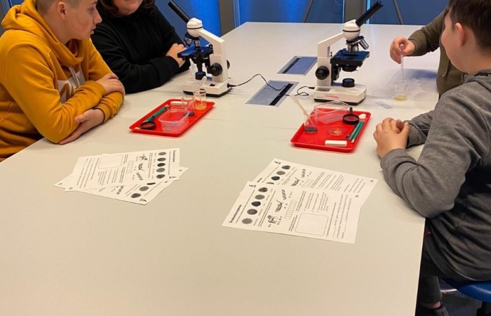 Dnia 26 kwietnia Klasy 6 a i 6 b pojechały na wycieczkę do Trójmiasta. Najpierw odwiedziliśmy wietrzną Gdynię, gdzie mieliśmy zajęcia w Centrum Nauki Eksperyment. Klasa 6a uczestniczyła w lekcji - kryptonim eksperyment, gdzie uczyli się szyfrowania. Natomiast klasa 6 b brała udział w lekcji poświęconej mikrobiologii. Oglądaliśmy różne eksponaty przez mikroskop. Obie lekcje bardzo się podobały. Potem ruszyliśmy na Starówkę w Gdańsku. Odwiedziliśmy Neptuna i spacerowaliśmy po uliczkach Starego Miasta. Ostatnim punktem wycieczki było Muzeum Iluzji De Ja Vu. Jest to miejsce iluzji, złudzeń optycznych i sztuki cyfrowej. Udało nam się zrobić bardzo ciekawe zdjęcia.