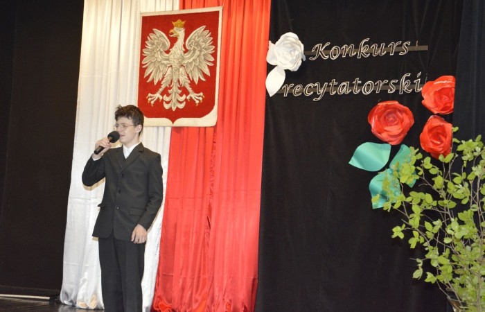 Konkurs rozpoczął występ zdolnych i uroczych dziewczynek z klasy czwartej, które pod kierunkiem p. Iwony Matukiewicz przygotowały na ten dzień poezję śpiewaną znanej polskiej wokalistki Sannah ,,Nic dwa razy się nie zdarza”.

Następnie, na tle przygotowanej przez p. Iwonę Matukiewicz scenografii, ze sceny popłynęły dziecięce wiersze Jana Brzechwy w wykonaniu najmłodszych recytatorów z klas IV. Uczniowie klas V zaprezentowali bajki Ignacego Krasickiego, natomiast uczniowie klas VI recytowali fraszki Jana Kochanowskiego. Klasy VII przypomniały wszystkim widzom utwory A. Mickiewicza oraz Cypriana Norwida. Najstarsi uczestnicy konkursu wygłosili z pamięci fragmenty ,,Pana Tadeusza” Adama Mickiewicza.