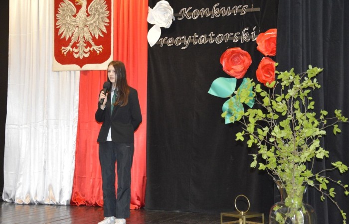 Konkurs rozpoczął występ zdolnych i uroczych dziewczynek z klasy czwartej, które pod kierunkiem p. Iwony Matukiewicz przygotowały na ten dzień poezję śpiewaną znanej polskiej wokalistki Sannah ,,Nic dwa razy się nie zdarza”.

Następnie, na tle przygotowanej przez p. Iwonę Matukiewicz scenografii, ze sceny popłynęły dziecięce wiersze Jana Brzechwy w wykonaniu najmłodszych recytatorów z klas IV. Uczniowie klas V zaprezentowali bajki Ignacego Krasickiego, natomiast uczniowie klas VI recytowali fraszki Jana Kochanowskiego. Klasy VII przypomniały wszystkim widzom utwory A. Mickiewicza oraz Cypriana Norwida. Najstarsi uczestnicy konkursu wygłosili z pamięci fragmenty ,,Pana Tadeusza” Adama Mickiewicza.