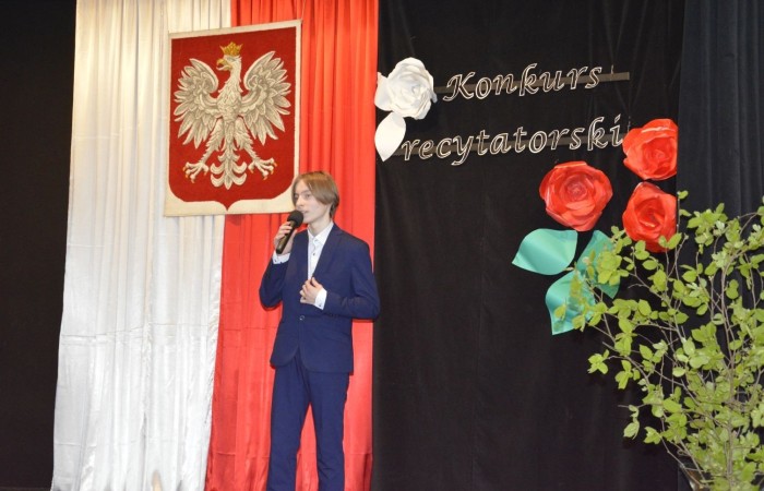 Konkurs rozpoczął występ zdolnych i uroczych dziewczynek z klasy czwartej, które pod kierunkiem p. Iwony Matukiewicz przygotowały na ten dzień poezję śpiewaną znanej polskiej wokalistki Sannah ,,Nic dwa razy się nie zdarza”.

Następnie, na tle przygotowanej przez p. Iwonę Matukiewicz scenografii, ze sceny popłynęły dziecięce wiersze Jana Brzechwy w wykonaniu najmłodszych recytatorów z klas IV. Uczniowie klas V zaprezentowali bajki Ignacego Krasickiego, natomiast uczniowie klas VI recytowali fraszki Jana Kochanowskiego. Klasy VII przypomniały wszystkim widzom utwory A. Mickiewicza oraz Cypriana Norwida. Najstarsi uczestnicy konkursu wygłosili z pamięci fragmenty ,,Pana Tadeusza” Adama Mickiewicza.