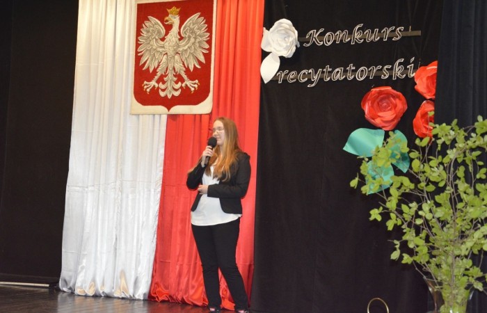 Konkurs rozpoczął występ zdolnych i uroczych dziewczynek z klasy czwartej, które pod kierunkiem p. Iwony Matukiewicz przygotowały na ten dzień poezję śpiewaną znanej polskiej wokalistki Sannah ,,Nic dwa razy się nie zdarza”.

Następnie, na tle przygotowanej przez p. Iwonę Matukiewicz scenografii, ze sceny popłynęły dziecięce wiersze Jana Brzechwy w wykonaniu najmłodszych recytatorów z klas IV. Uczniowie klas V zaprezentowali bajki Ignacego Krasickiego, natomiast uczniowie klas VI recytowali fraszki Jana Kochanowskiego. Klasy VII przypomniały wszystkim widzom utwory A. Mickiewicza oraz Cypriana Norwida. Najstarsi uczestnicy konkursu wygłosili z pamięci fragmenty ,,Pana Tadeusza” Adama Mickiewicza.