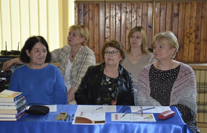 Występy dzieci oceniało jury, w którym zasiadły p. Marta Lasmanowicz, p. Małgorzata Tużyk oraz p. Krystyna Kosobudzka- Pawlik. W trakcie obrad komisji czas oczekiwania umiliła widzom p. Ilona Potrapeluk, która przygotowała prezentację o naszym patronie szkoły- Władysławie Broniewskim.