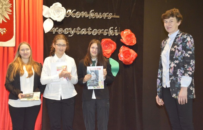 Uczniowie byli oceniani w dwóch kategoriach wiekowych IV-VI oraz VII-VIII.
Wyniki uczniów w kategorii IV-VI:
I miejsce - Kinga Bicka klasa V a
II miejsce - Michalina Bejmert V b
III miejsce - Wiktoria Rudzińska IV b
Wyniki uczniów w kategorii VII -VIII:
I miejsce - Zuzanna Jurak VIII b

II miejsce – Zuzanna Rapp VIII b
III miejsce -Aniela Borkowska VII a